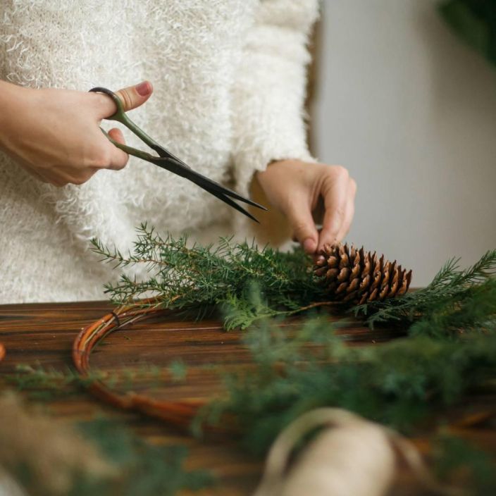 KRANSSIPAJA 23.11. klo 14.00 Tee jouluinen havukranssi kotiinviemisiksi KRANSSIPAJA 23.11. klo 14.00 Tee jouluinen havukranssi kotiinviemisiksi