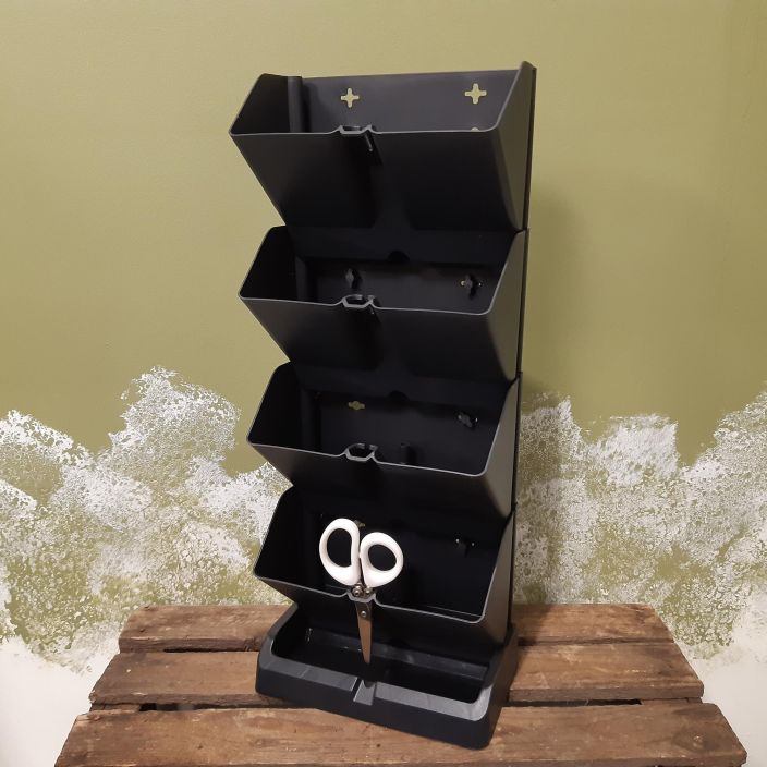 Prosperplast plastic Yrttilokerikko Jalustallinen, 8 ruukkuinen yrtti- tai kukkalokerikko. Mukana yrttisakset. Prosperplast plastic Yrttilokerikko Jalustallinen, 8 ruukkuinen yrtti- tai kukkalokerikko. Mukana yrttisakset.