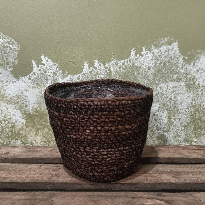 Punosruukku 16 cm, tumma Tumma, sisalta muovitettu punosruukku 15 cm istutusruukulle Punosruukku 16 cm, tumma Tumma, sisalta muovitettu punosruukku 15 cm istutusruukulle